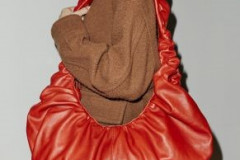 4/9 Félhold. Gyűrött hatású, lekerekített formák Bottega Veneta mintájára feljövőben. Élénk színekben, hogy még hatásosabbak legyenek.  Liviana Conti