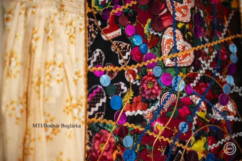 A Romani Design tervezte ruhákkal nyílt kiállítás a brüsszeli Liszt Intézetben