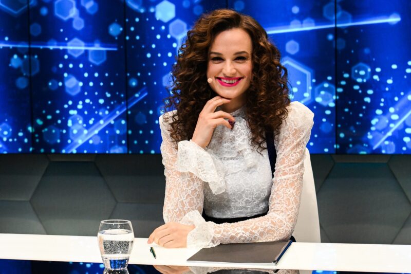 Neves divattervezők kreációiban tündököl Szandi, Gubik Petra és Rókusfalvy Lili