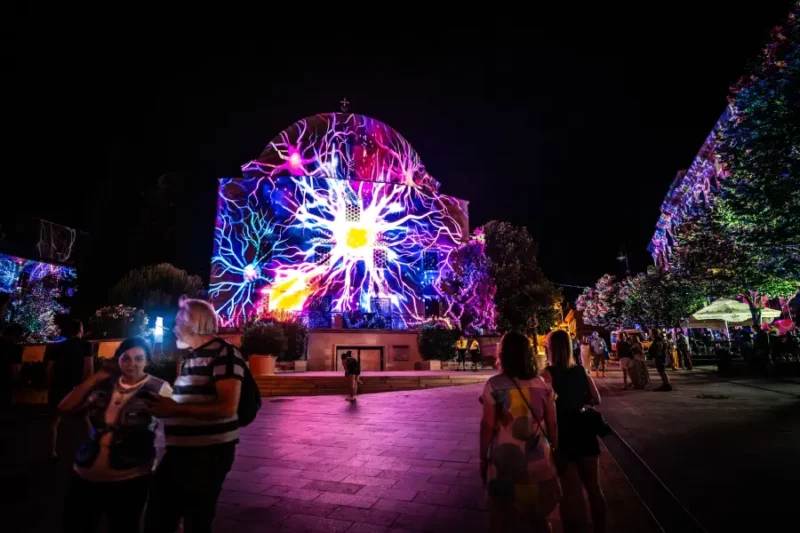 Az Epson a Zsolnay Fényfesztivál Fény útjának kiemelt vetítéstechnikai partnereként fényben úsztatta Pécs városát