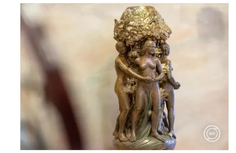 Különleges értékű Zsolnay óriásvázát hoztak haza Magyarországra