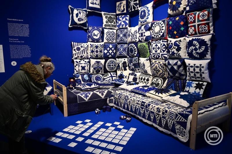 A kékfestés és foltvarrás hagyományát bemutató tárlat nyílt a Néprajzi Múzeumban