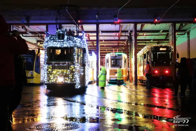 Indul a BKV ünnepi flottája – hat fényvillamos, egy fényfogas, egy fényhajó és a Mikulásbusz