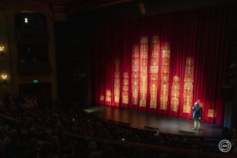 Felavatták a Nemzeti Színház új díszfüggönyét