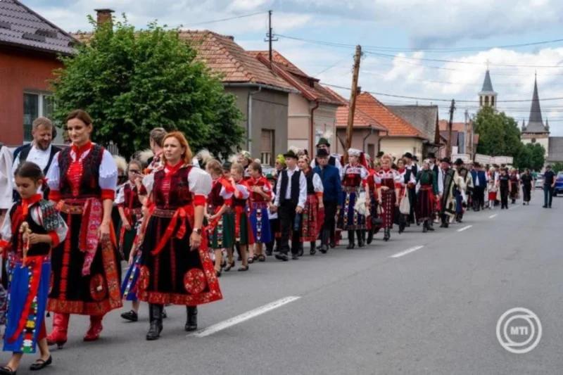 Idén is bemutatták színpompás népviseletüket a kalotaszegi magyar települések lakói Bánffyhunyadon