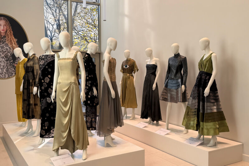 Ritkán látható korabeli ruhák és izgalmas haute couture alkotások a balatonfüredi Divatmúzeumban