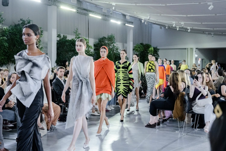 Új tervezői világok a MOME Fashion Show kifutóján